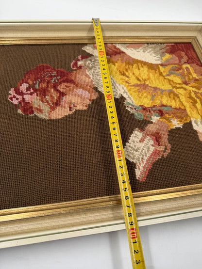 Vintage Stickbild Dame beim Lesen gerahmt warme Töne Gold Beige