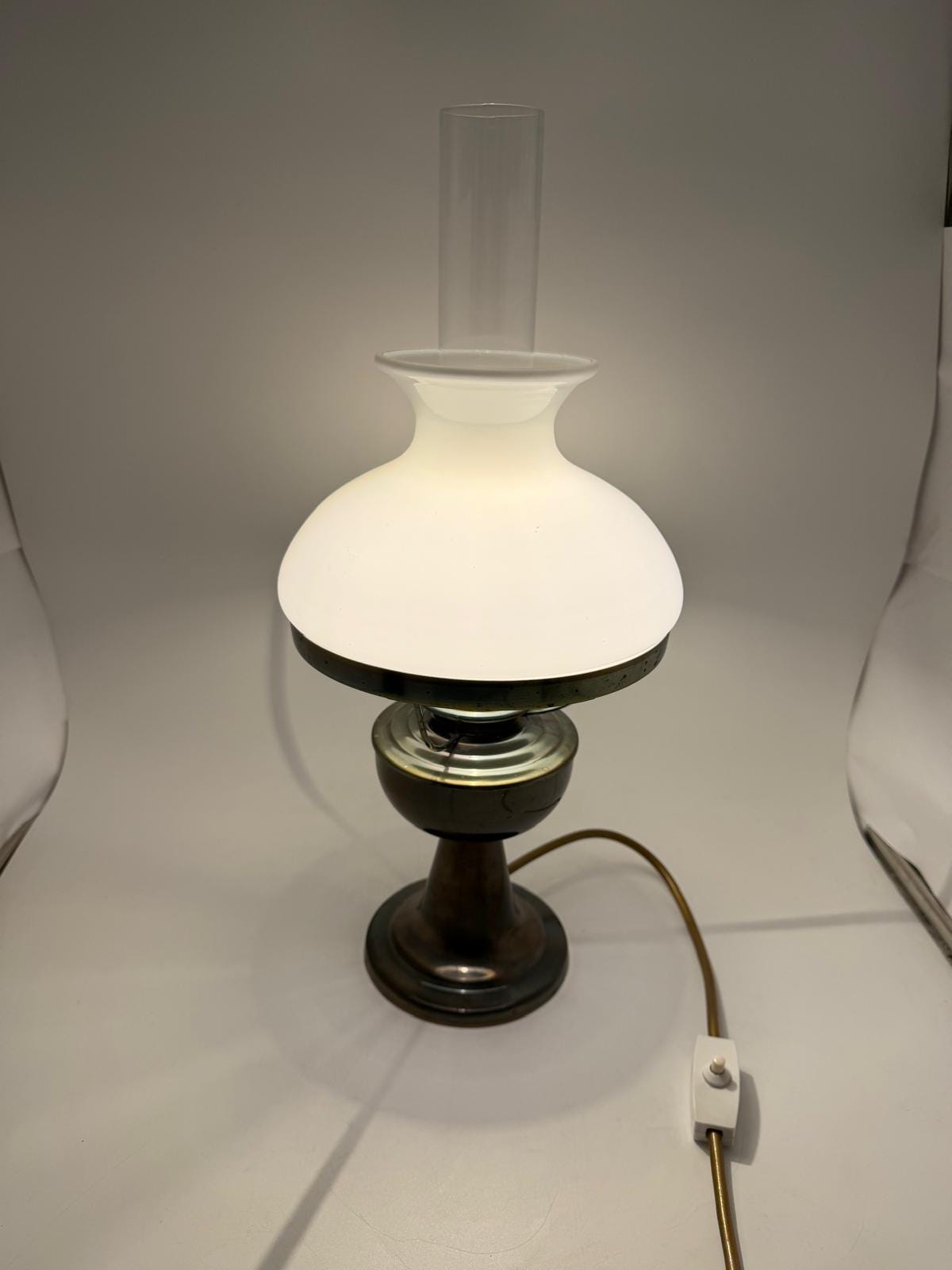 Vintage Tischlampe Petroleumlampe-Optik mit Milchglasschirm, Metallfuß und Glaszylinder weiß Messing klar