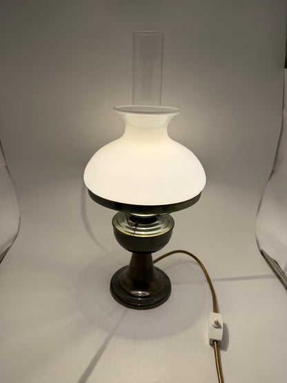 Vintage Tischlampe Petroleumlampe-Optik mit Milchglasschirm, Metallfuß und Glaszylinder weiß Messing klar