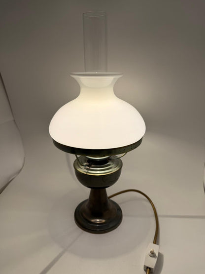 Vintage Tischlampe Petroleumlampe-Optik mit Milchglasschirm, Metallfuß und Glaszylinder weiß Messing klar