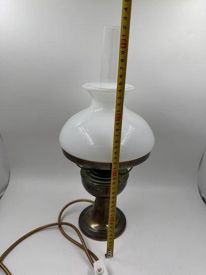 Vintage Tischlampe Petroleumlampe-Optik mit Milchglasschirm, Metallfuß und Glaszylinder weiß Messing klar
