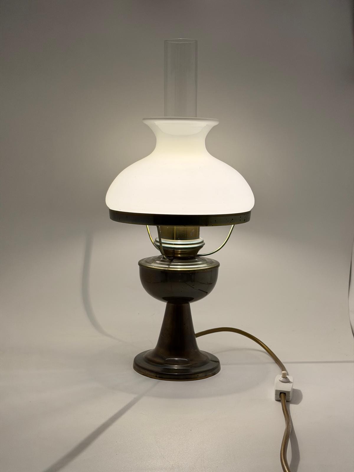Vintage Tischlampe Petroleumlampe-Optik mit Milchglasschirm, Metallfuß und Glaszylinder weiß Messing klar