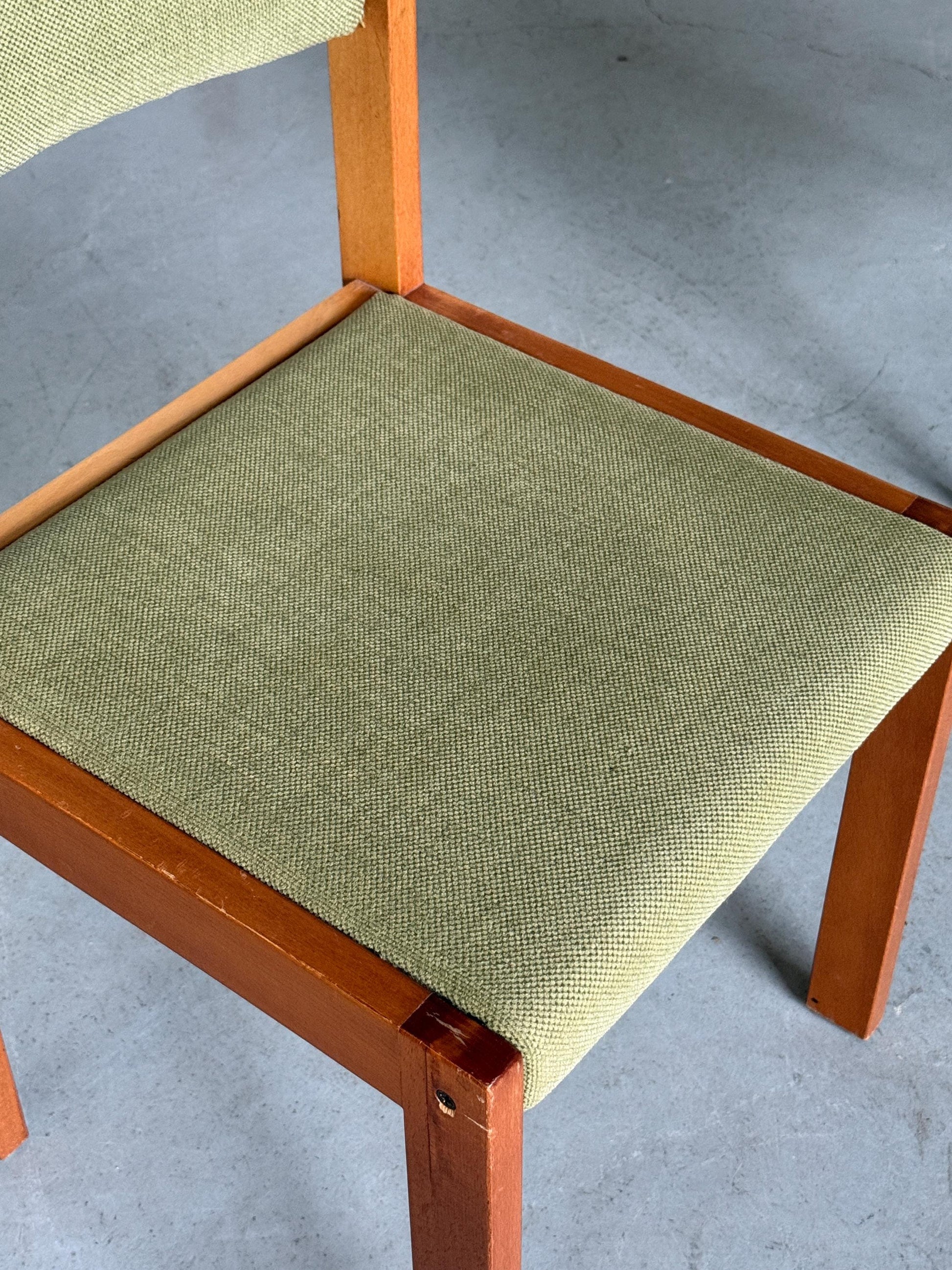 Vintage Esszimmerstuhl aus Massivholz mit grünem Bezug, Deutschland 1960er
