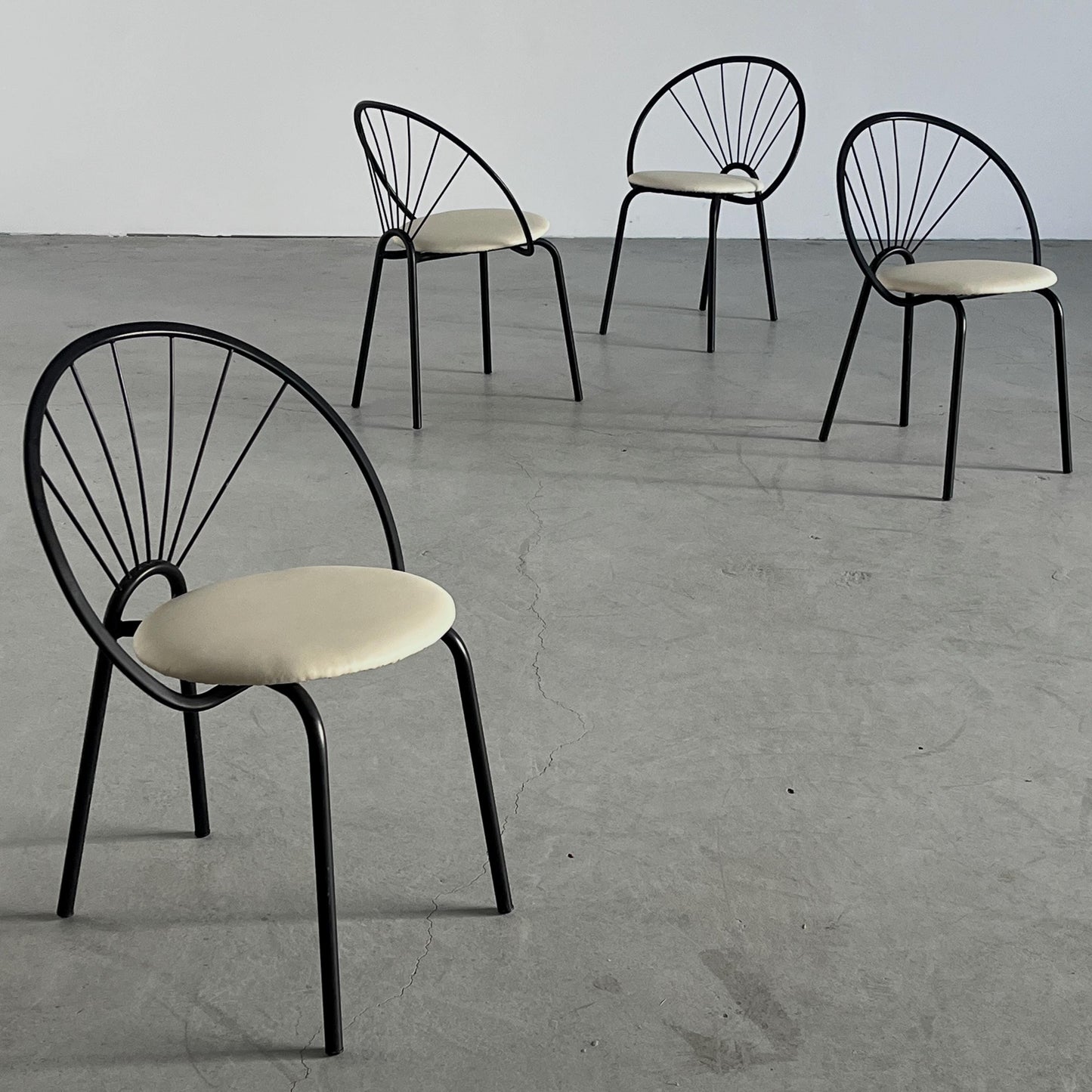 Vintage Garten- oder Esszimmerstuhl Set von 4 im Stil von Paolo Pallucco, schwarzes Metall, neu bezogen