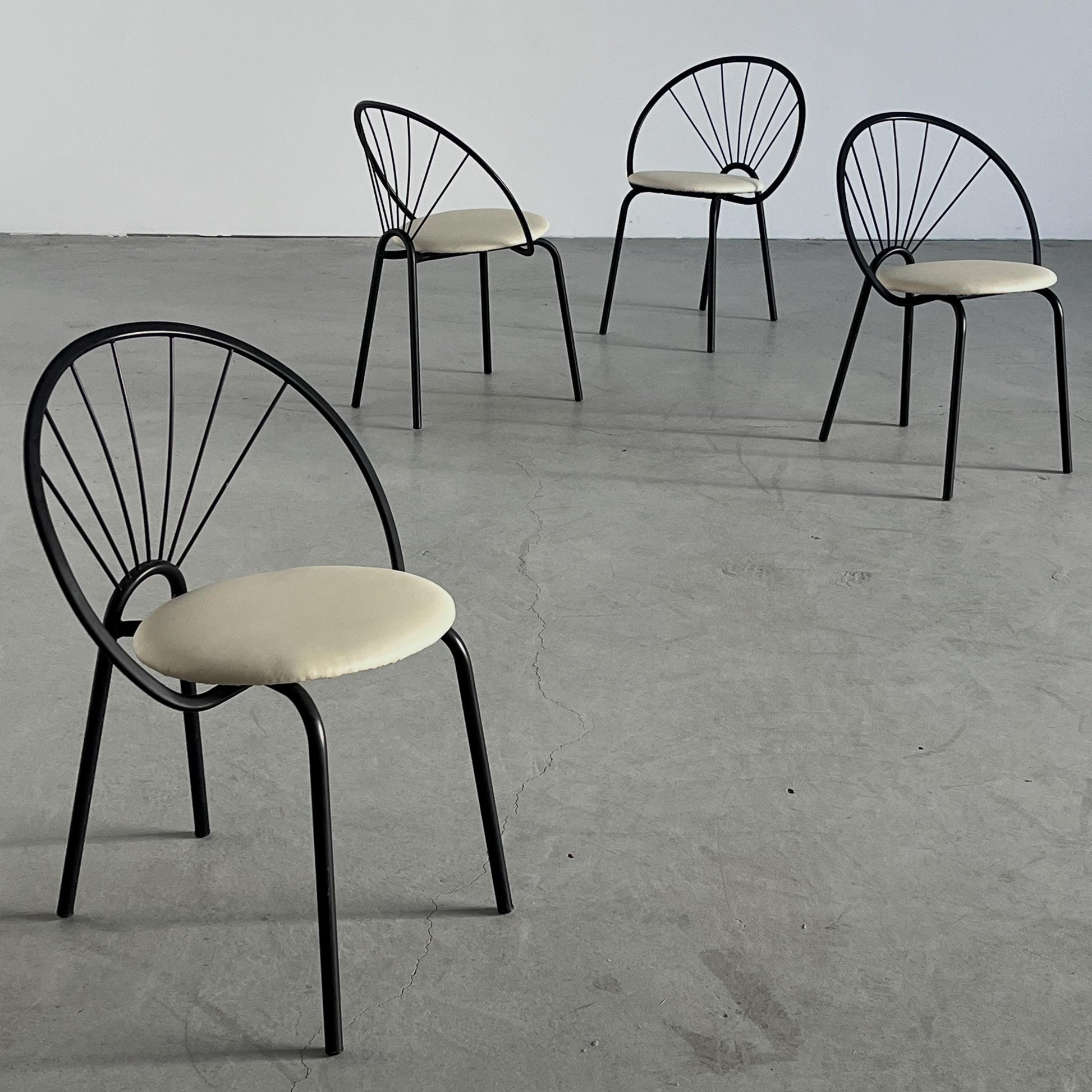 Vintage Garten- oder Esszimmerstuhl Set von 4 im Stil von Paolo Pallucco, schwarzes Metall, neu bezogen