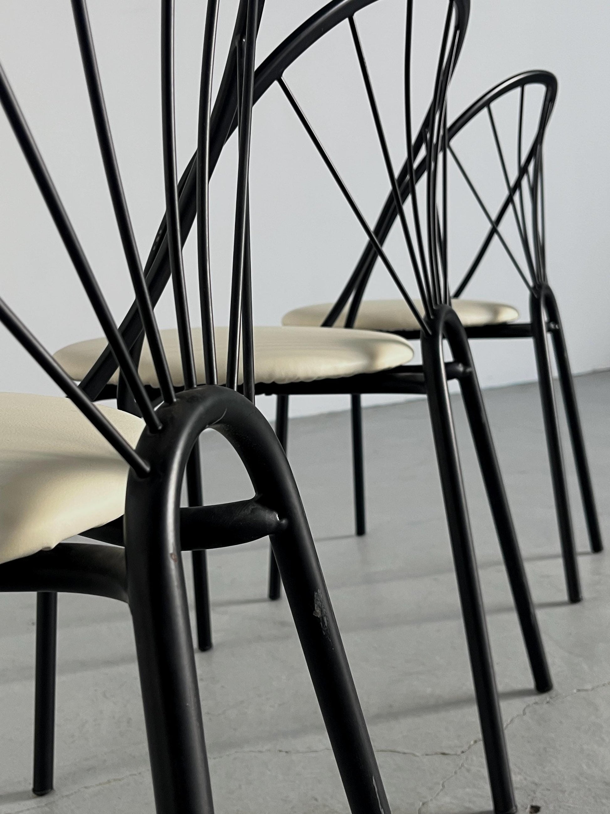 Vintage Garten- oder Esszimmerstuhl Set von 4 im Stil von Paolo Pallucco, schwarzes Metall, neu bezogen