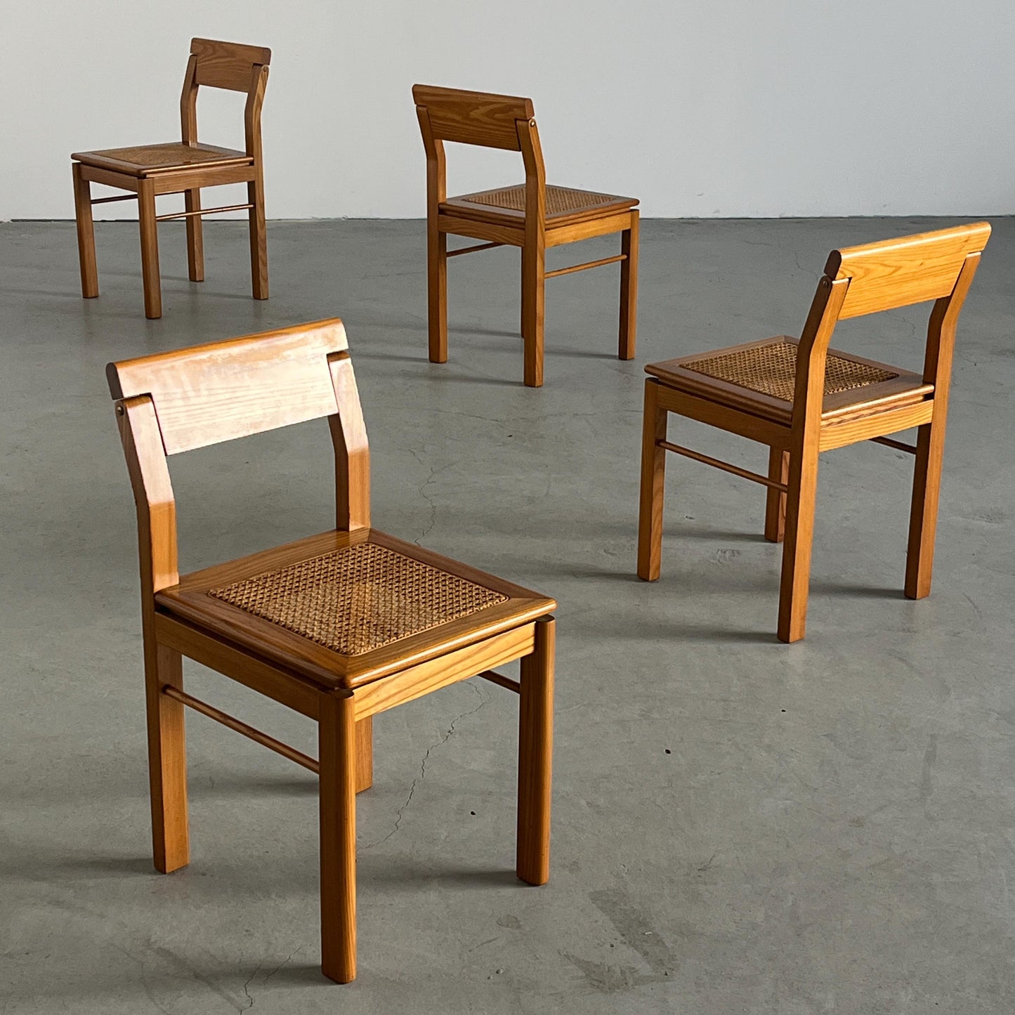 Vintage Esszimmerstuhl mit drehbarer Rückenlehne aus Esche und Geflecht, Set von 4, Italien 1970er