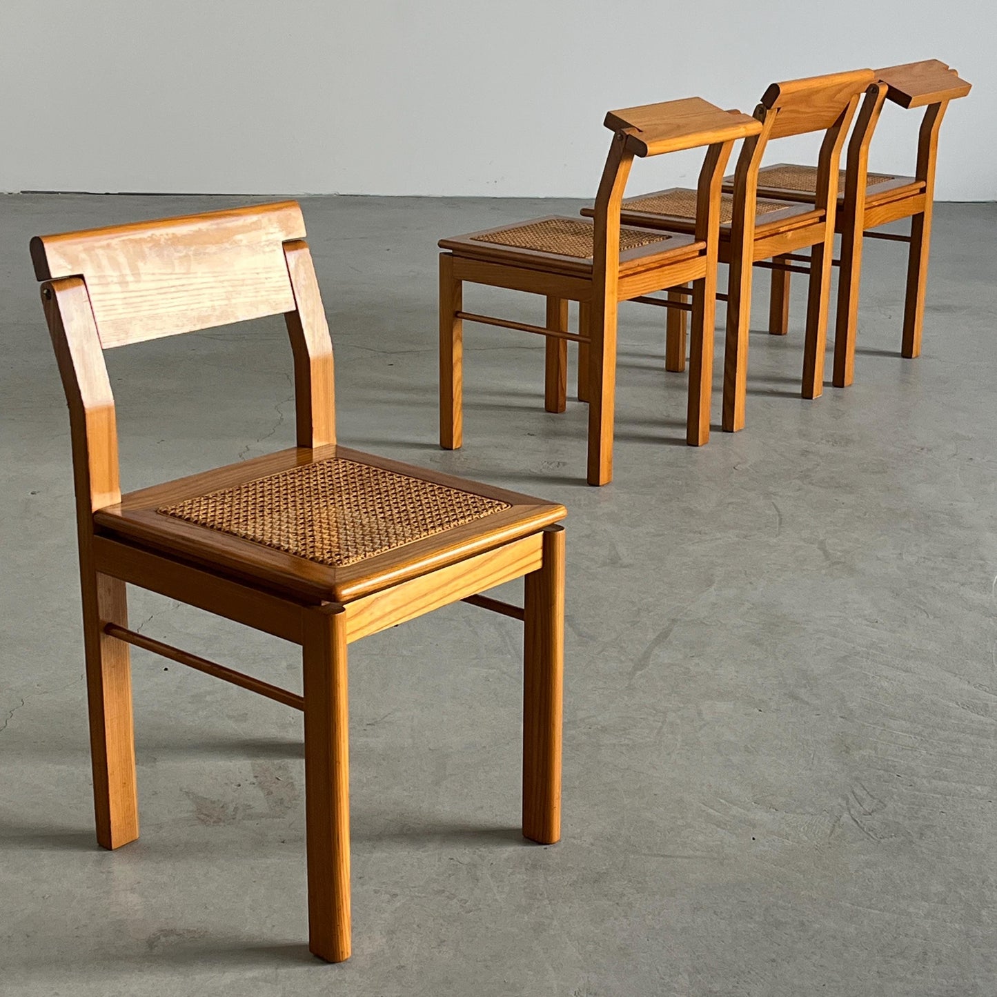 Vintage Esszimmerstuhl mit drehbarer Rückenlehne aus Esche und Geflecht, Set von 4, Italien 1970er
