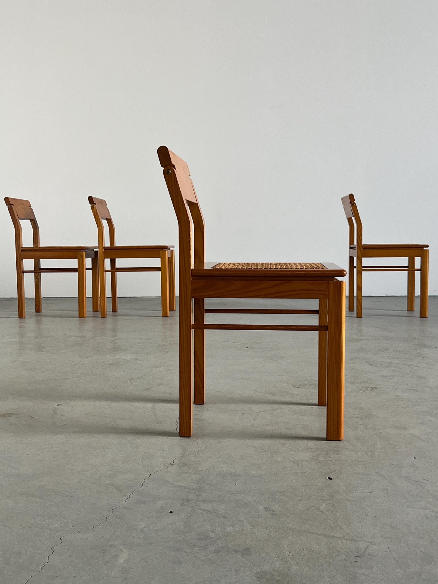 Vintage Esszimmerstuhl mit drehbarer Rückenlehne aus Esche und Geflecht, Set von 4, Italien 1970er