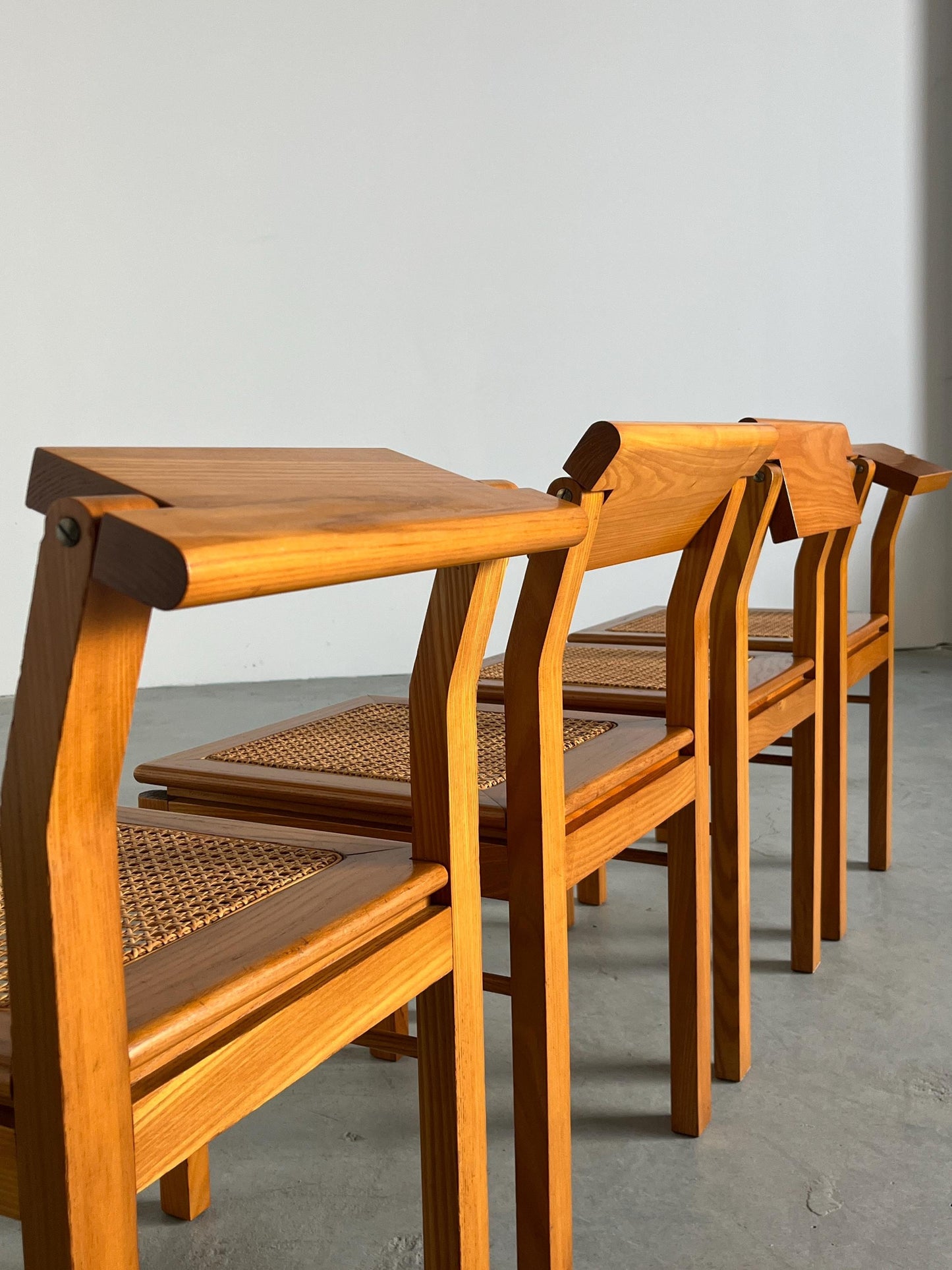 Vintage Esszimmerstuhl mit drehbarer Rückenlehne aus Esche und Geflecht, Set von 4, Italien 1970er
