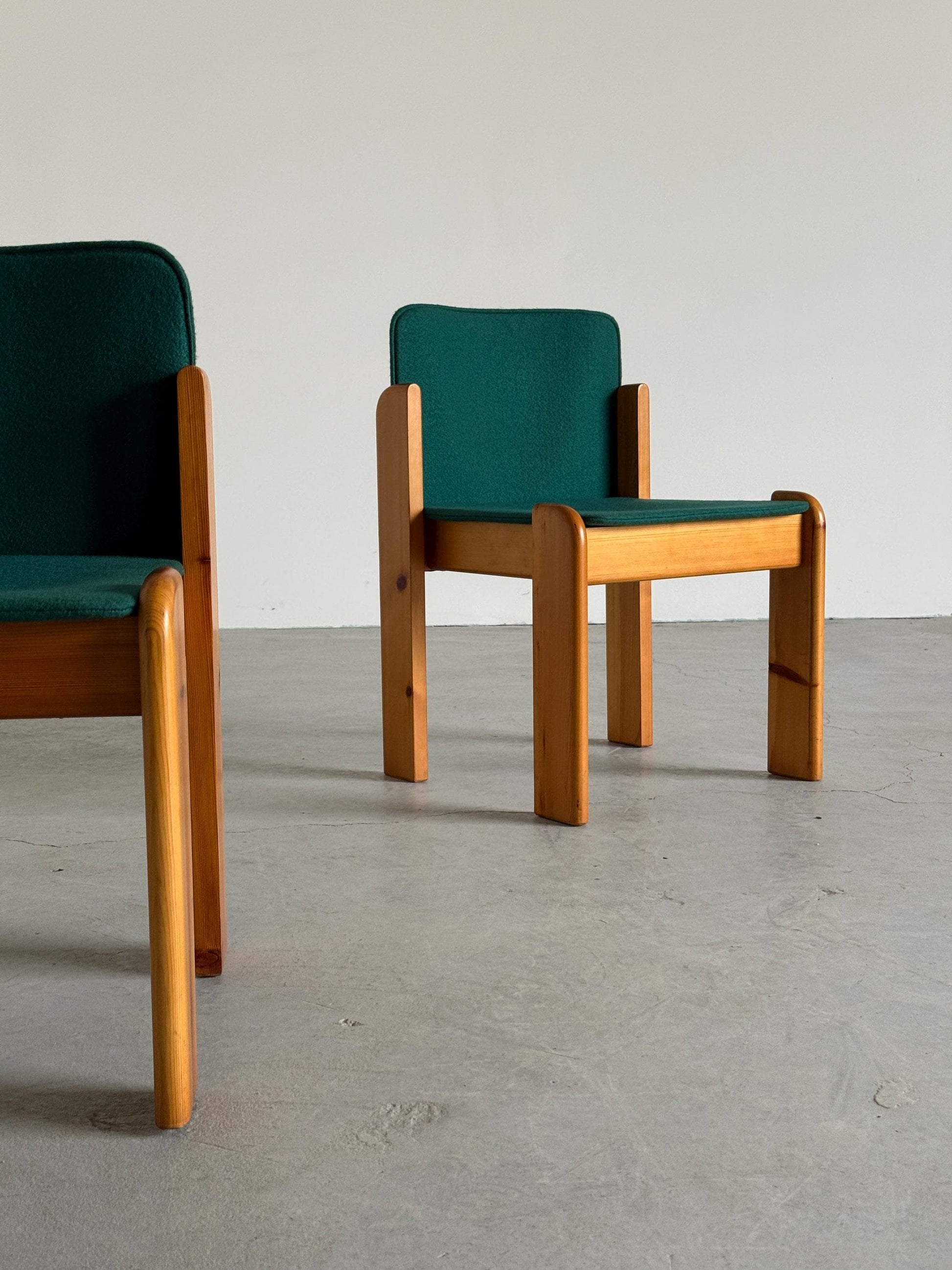 Vintage Armlehnstuhl Set von 2 aus Massivkiefer mit grüner Polsterung