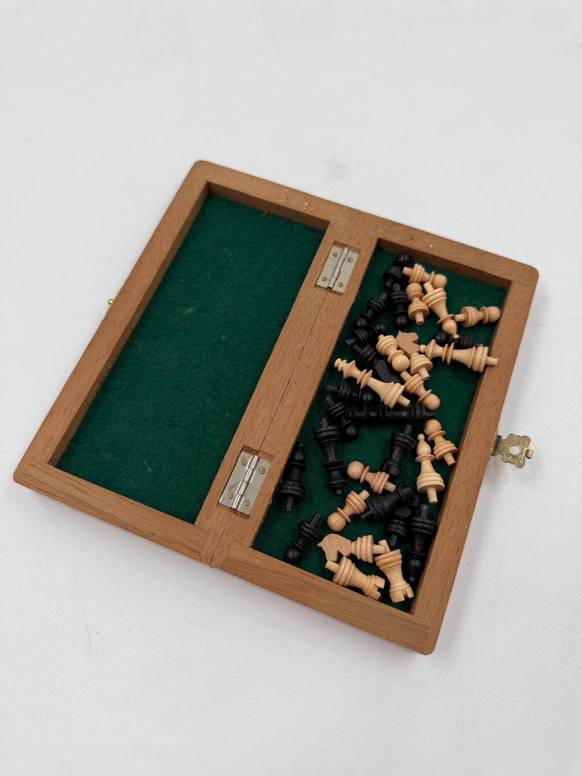Vintage Schachspiel aus Holz mit klappbarem Brett und Figurenfach