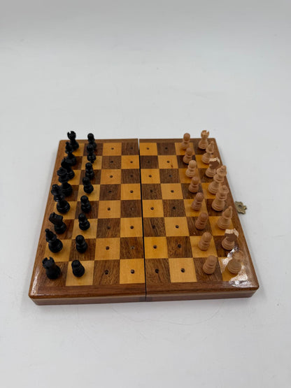 Vintage Schachspiel aus Holz mit klappbarem Brett und Figurenfach