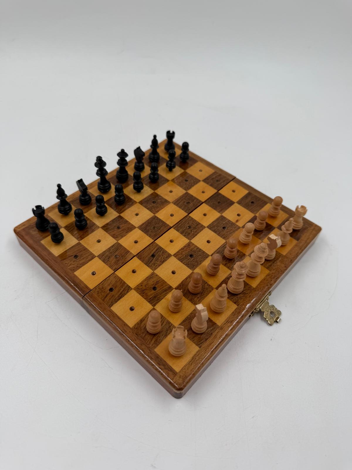 Vintage Schachspiel aus Holz mit klappbarem Brett und Figurenfach