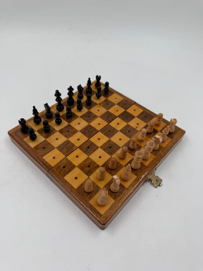 Vintage Schachspiel aus Holz mit klappbarem Brett und Figurenfach