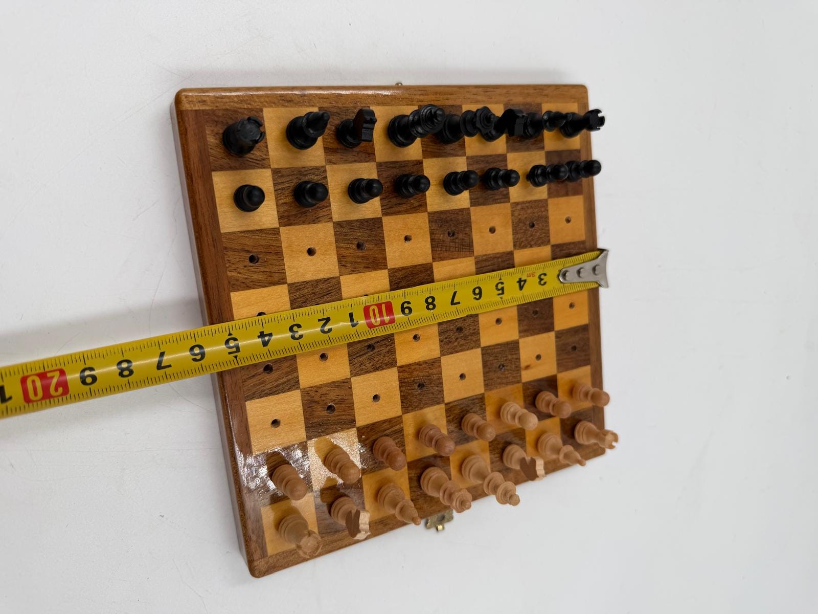 Vintage Schachspiel aus Holz mit klappbarem Brett und Figurenfach