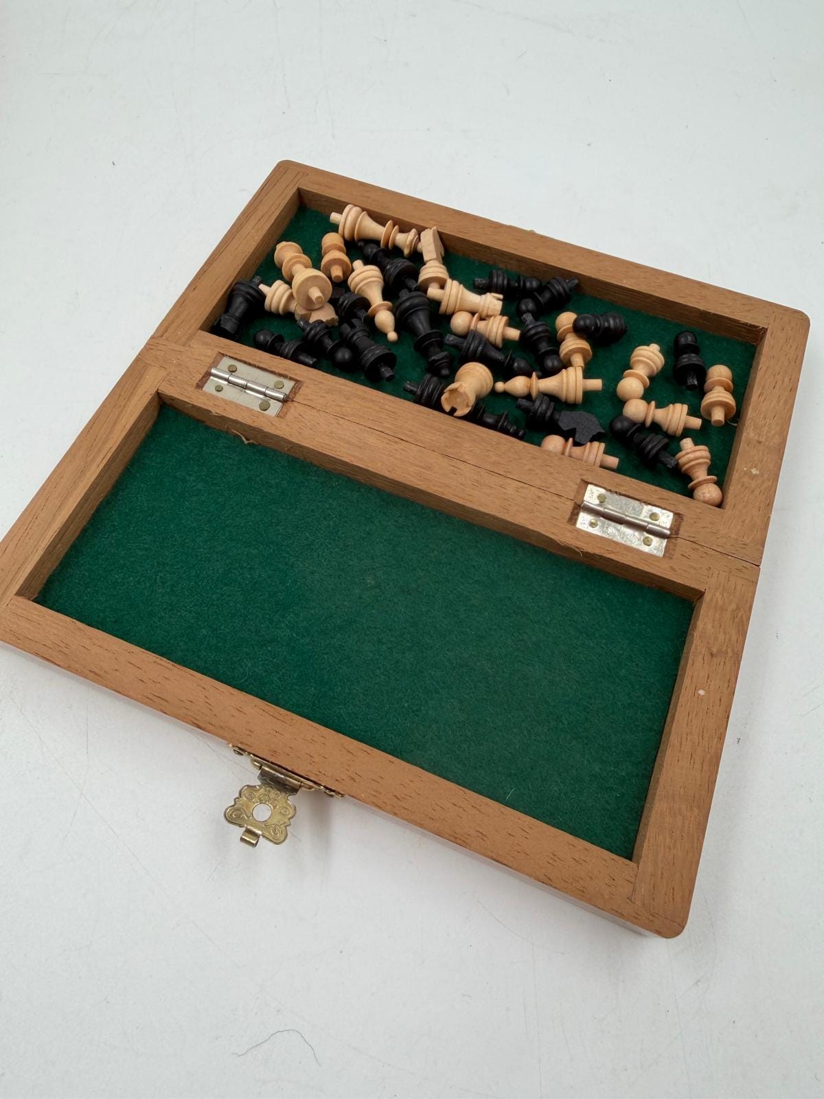 Vintage Schachspiel aus Holz mit klappbarem Brett und Figurenfach