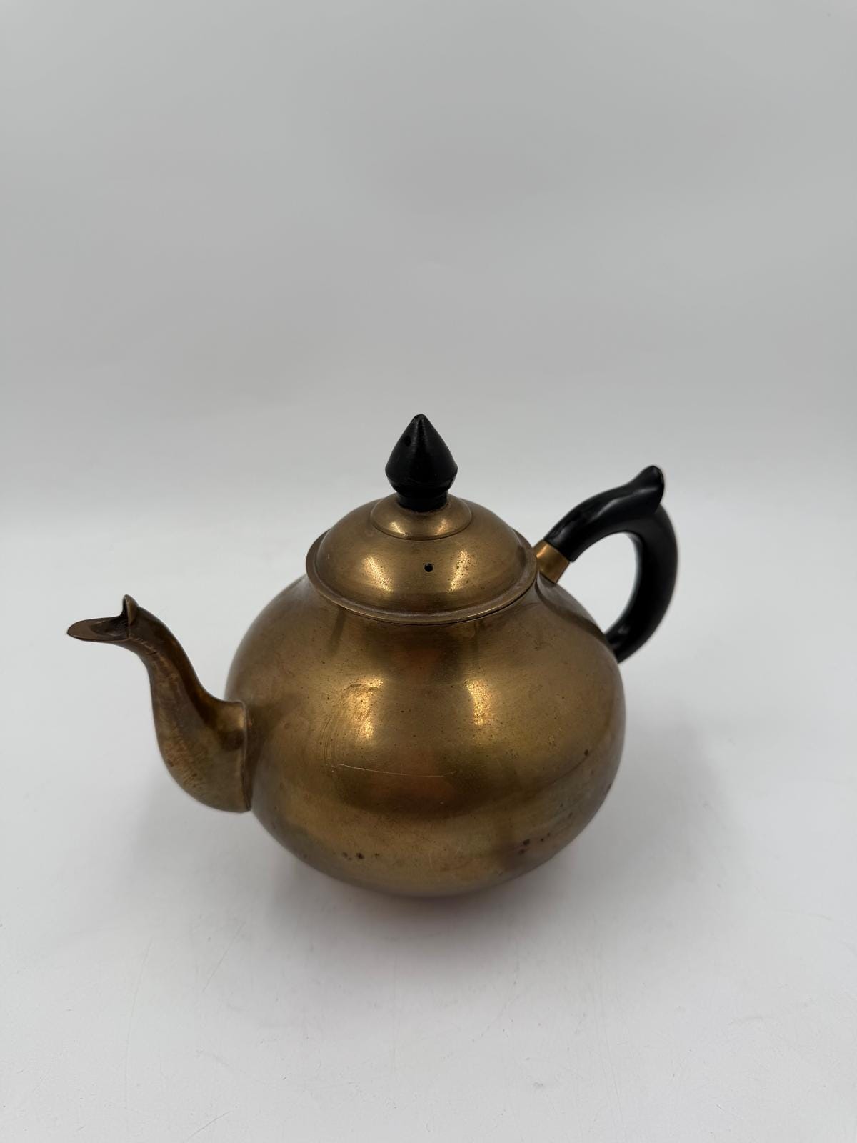 Vintage Teekanne aus Messing mit schwarzem Griff und Deckelknauf