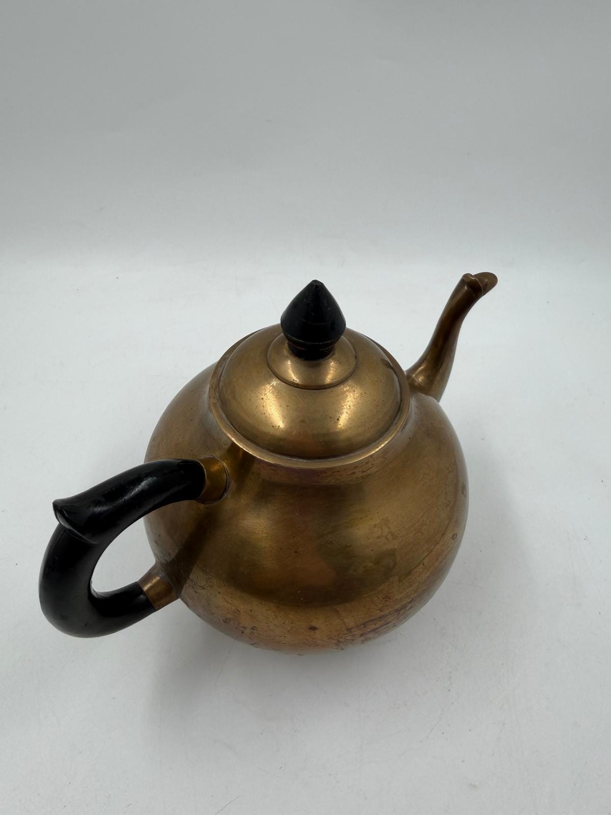 Vintage Teekanne aus Messing mit schwarzem Griff und Deckelknauf