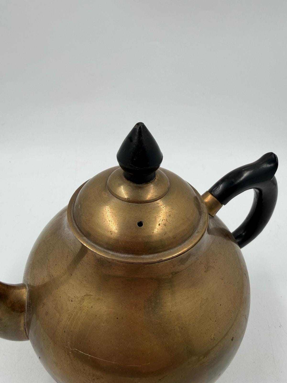 Vintage Teekanne aus Messing mit schwarzem Griff und Deckelknauf