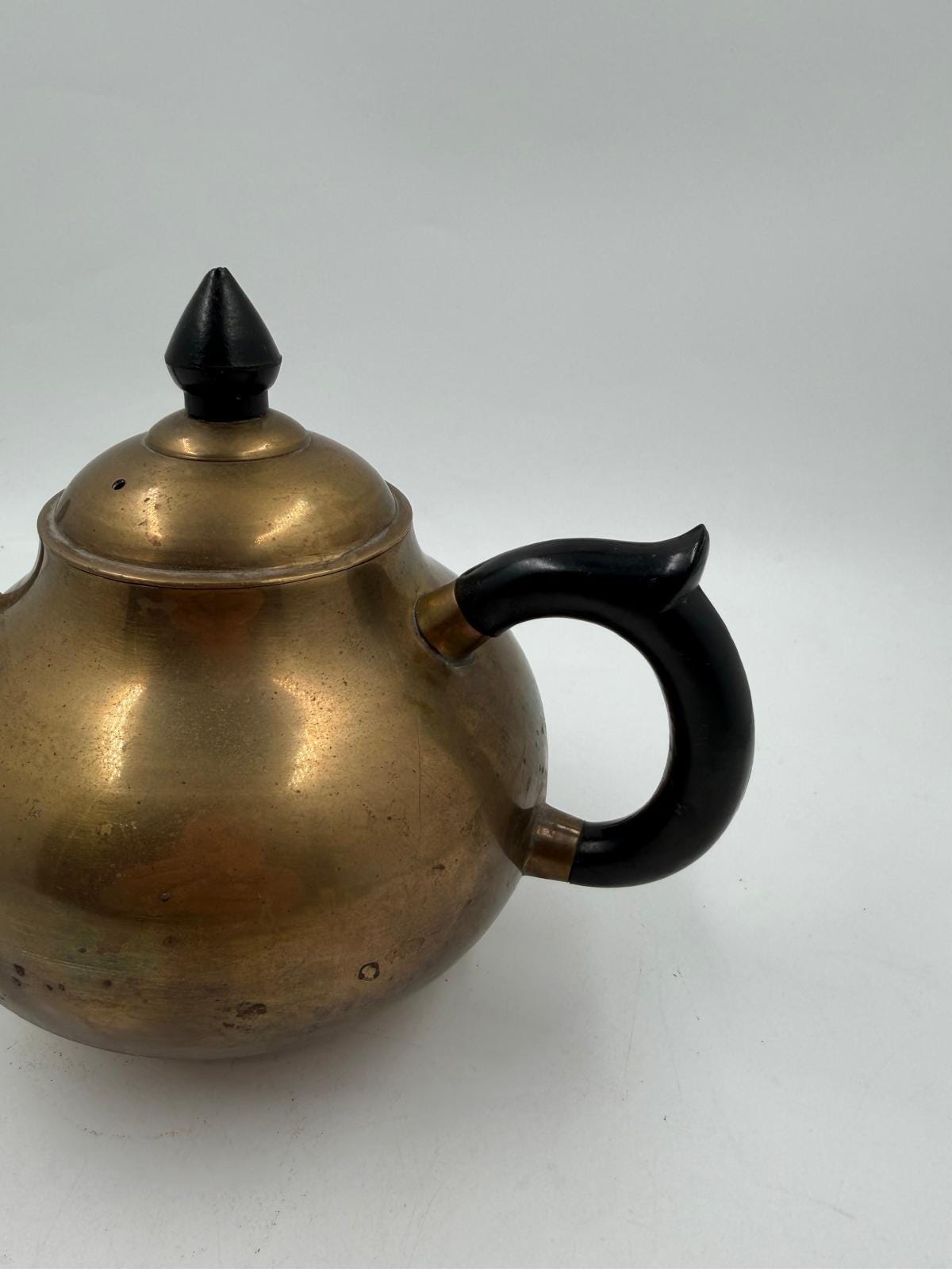 Vintage Teekanne aus Messing mit schwarzem Griff und Deckelknauf