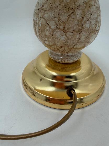 Vintage Tischlampe mit Keramik- oder Porzellan-Korpus und messingfarbenem Fuß, beiger Stoffschirm