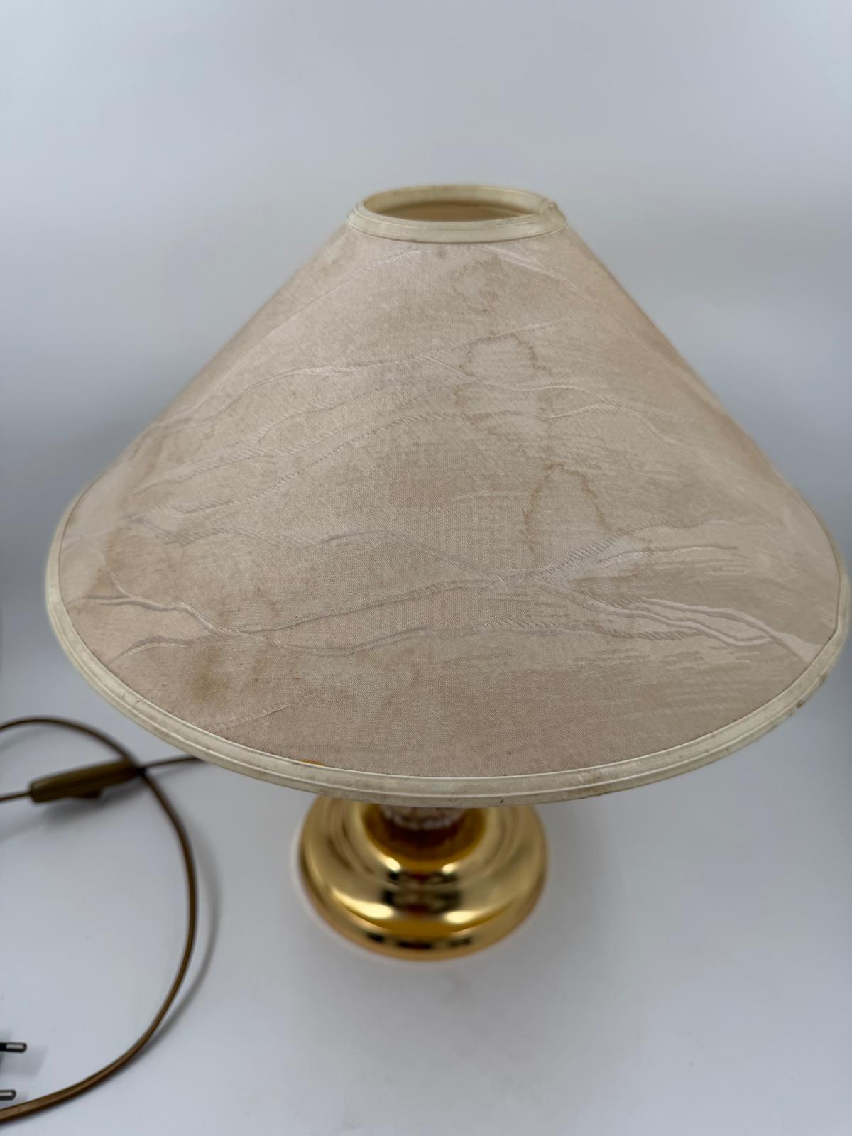 Vintage Tischlampe mit Keramik- oder Porzellan-Korpus und messingfarbenem Fuß, beiger Stoffschirm