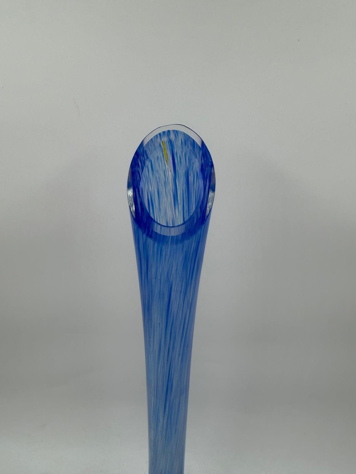 Vintage Vase blau gestreift, schlanke Form mit breiter Basis