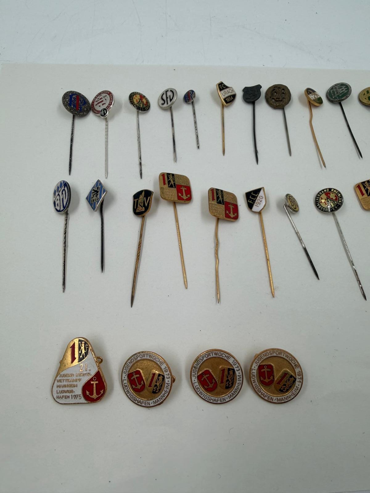 Vintage Dekoration Stecknadel und Pin Konvolut aus Metall Gold und Silberfarben gemischt