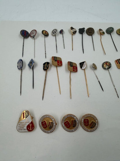 Vintage Dekoration Stecknadel und Pin Konvolut aus Metall Gold und Silberfarben gemischt