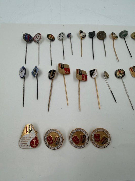 Vintage Dekoration Stecknadel und Pin Konvolut aus Metall Gold und Silberfarben gemischt