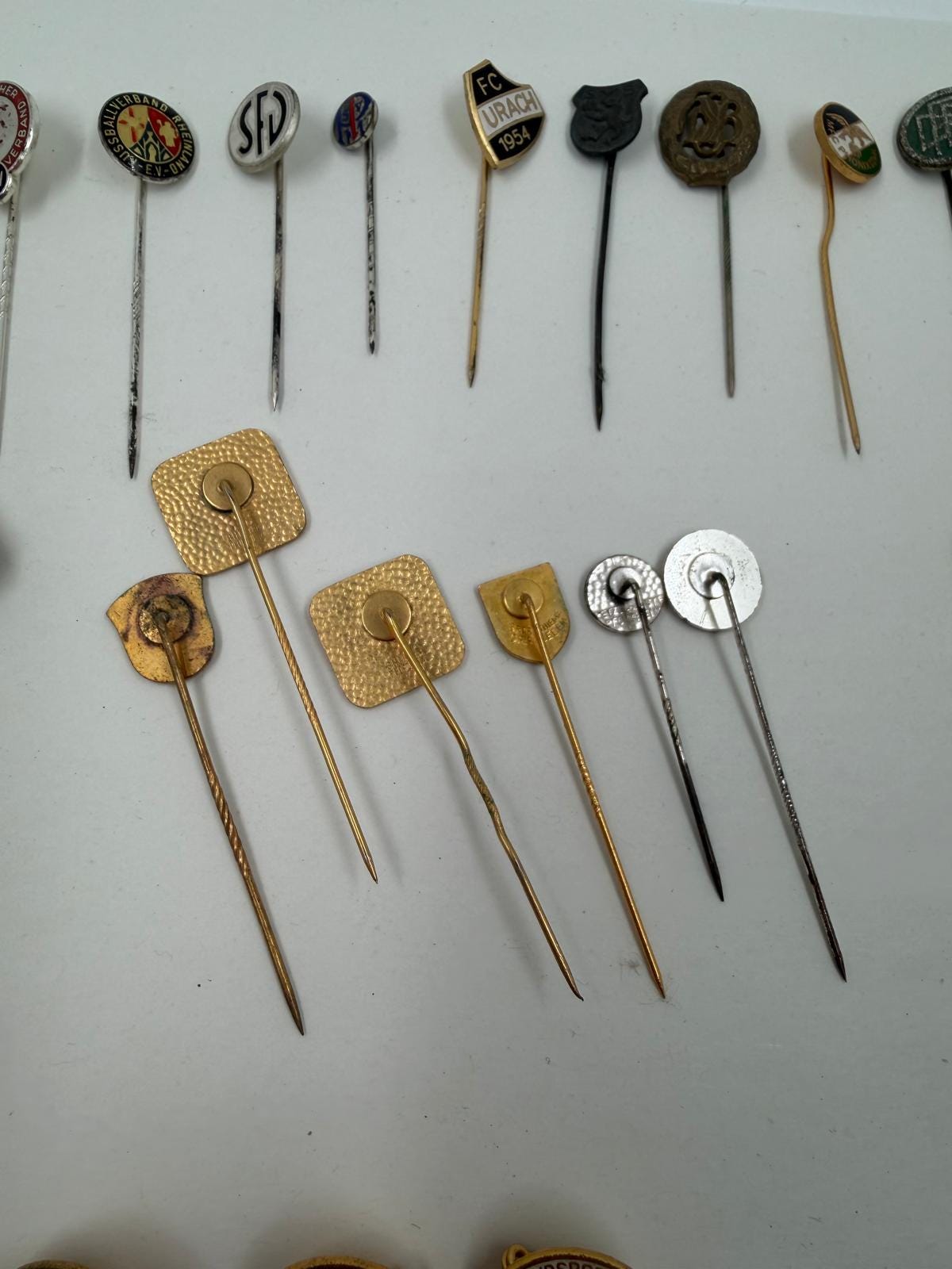 Vintage Dekoration Stecknadel und Pin Konvolut aus Metall Gold und Silberfarben gemischt