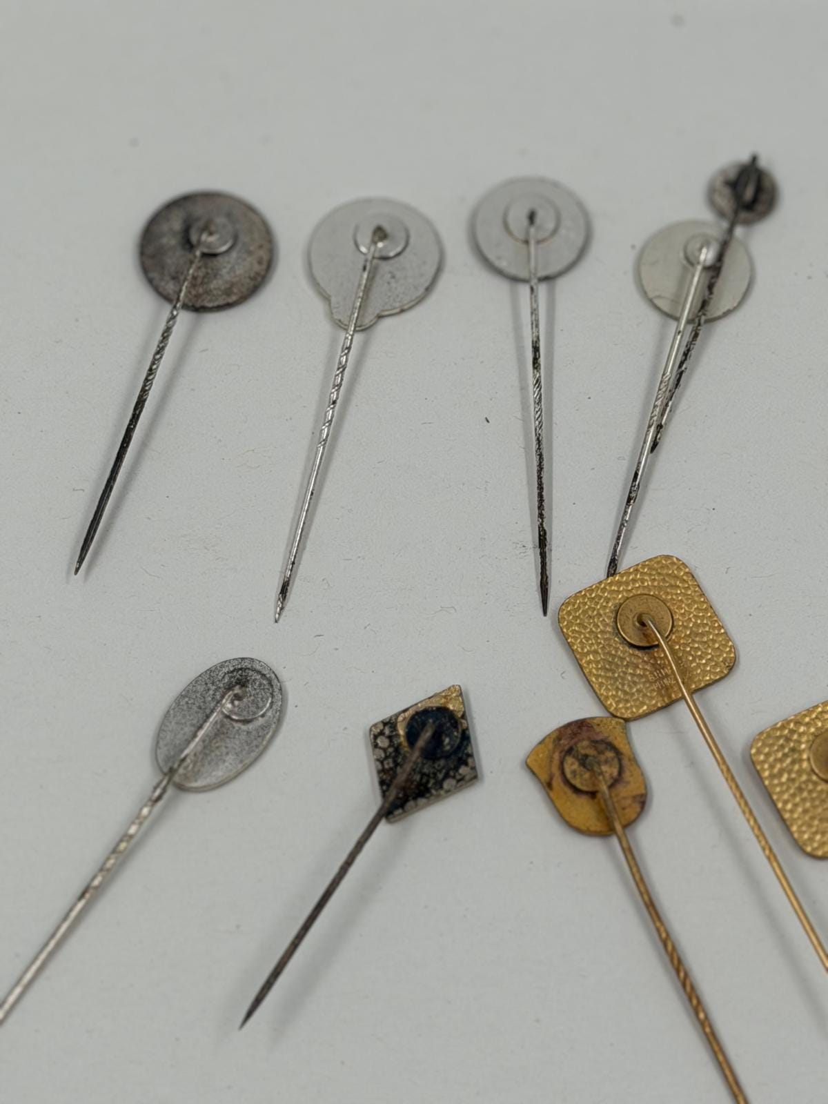 Vintage Dekoration Stecknadel und Pin Konvolut aus Metall Gold und Silberfarben gemischt