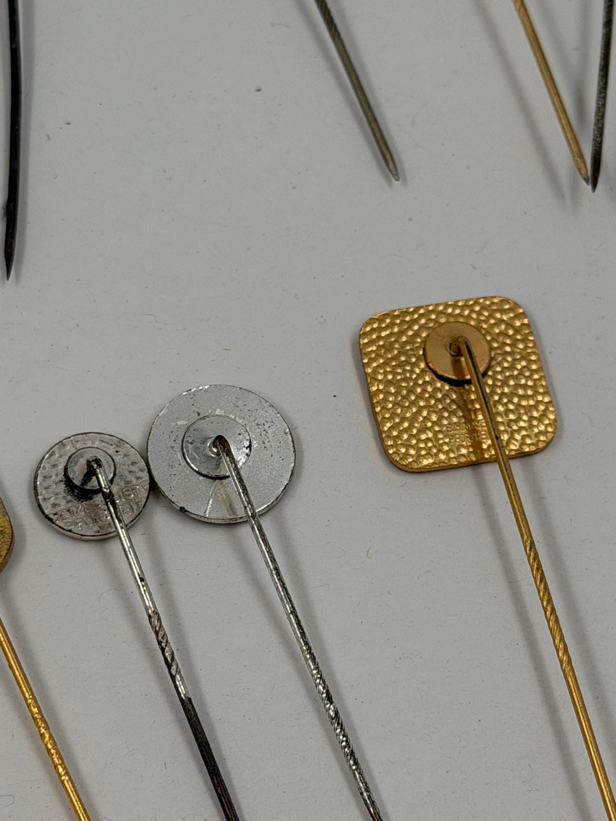 Vintage Dekoration Stecknadel und Pin Konvolut aus Metall Gold und Silberfarben gemischt