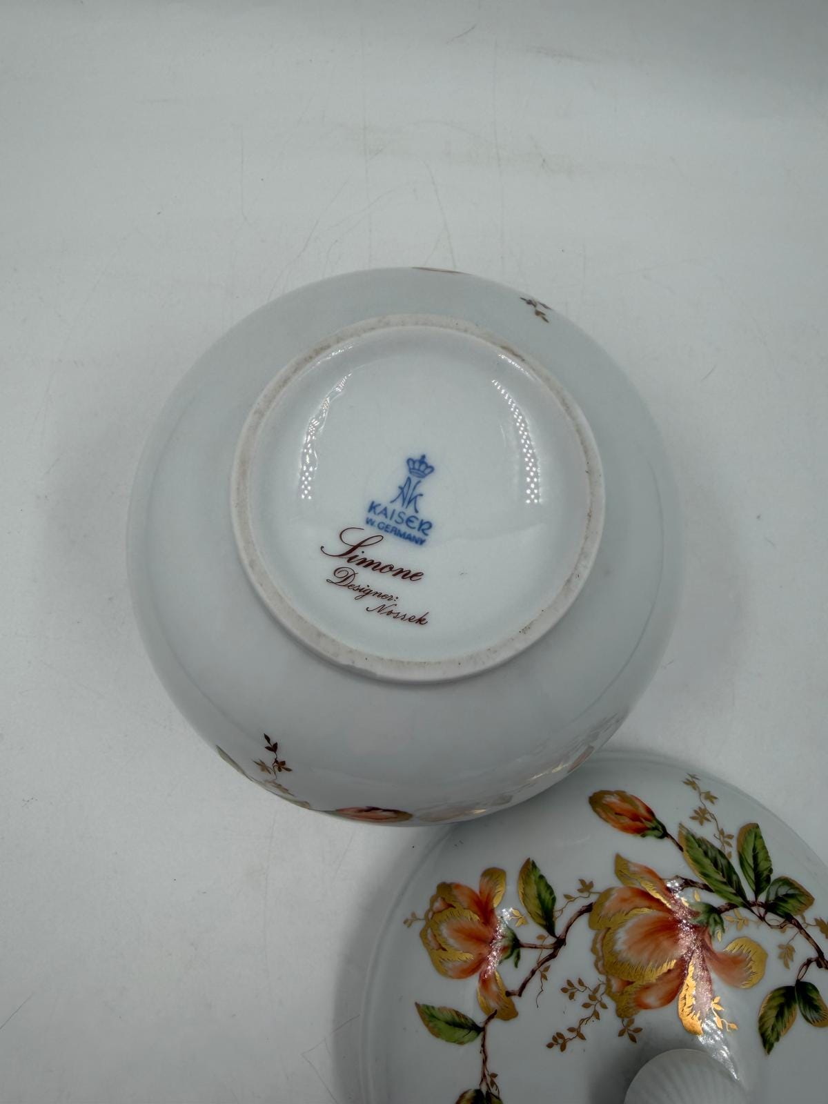 Vintage Dose mit Deckel von Kaiser, Blumenmotiv mit Golddekor, 13 cm Ø