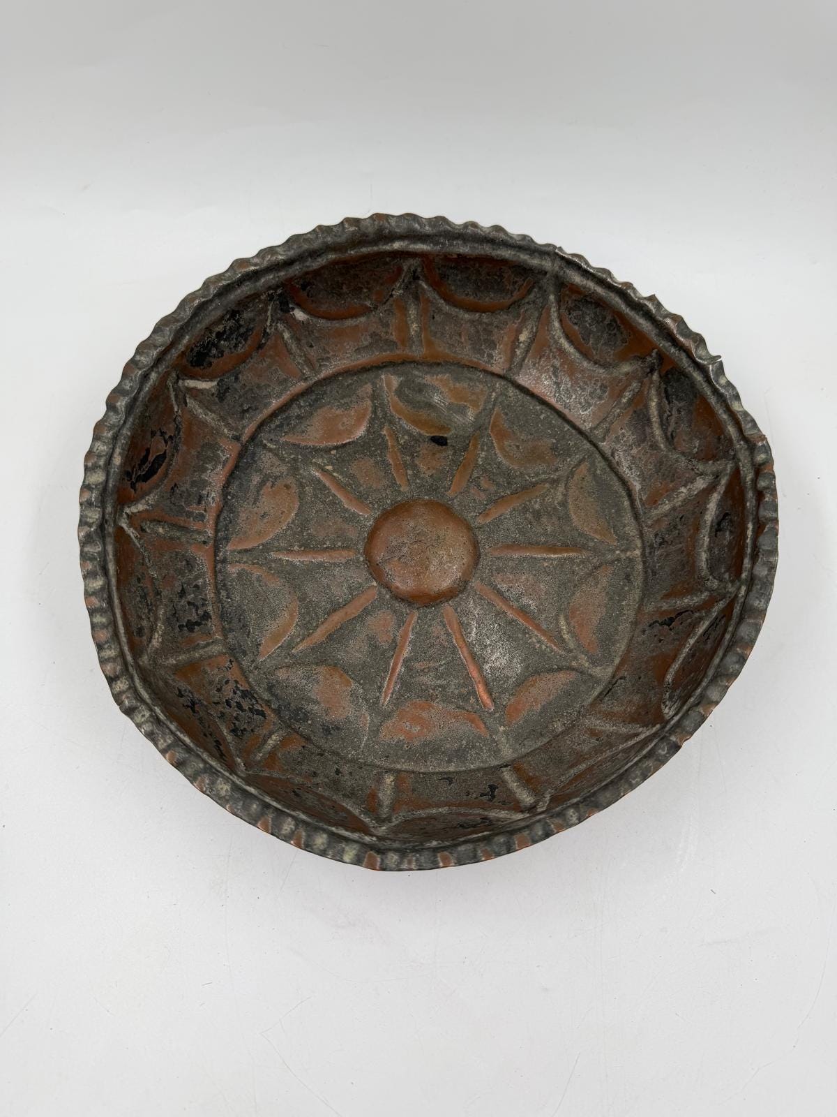 Vintage Hamam-Schale mit Sonnenmotiv Kupferbraun Patina dunkle Verfärbungen