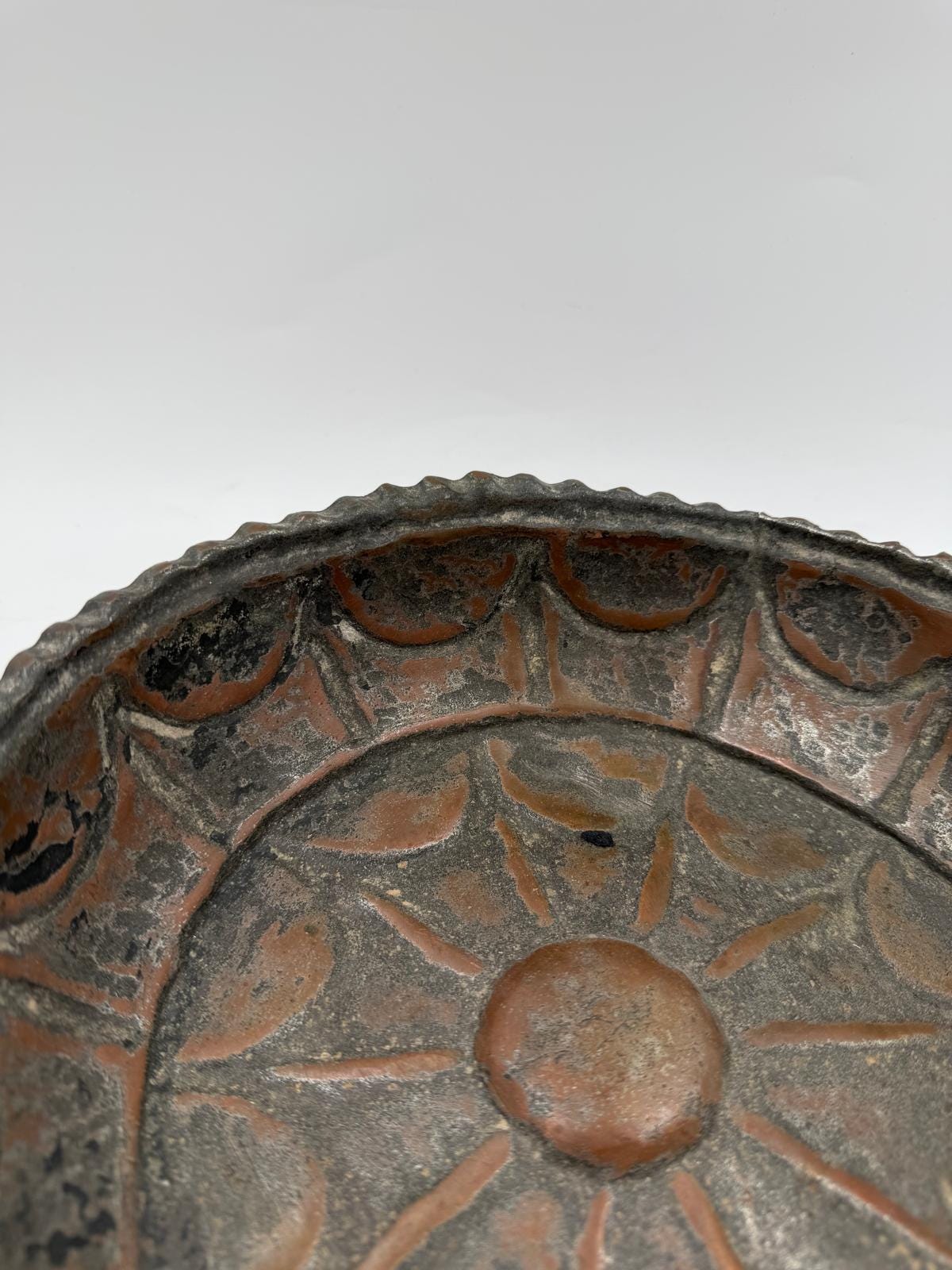 Vintage Hamam-Schale mit Sonnenmotiv Kupferbraun Patina dunkle Verfärbungen