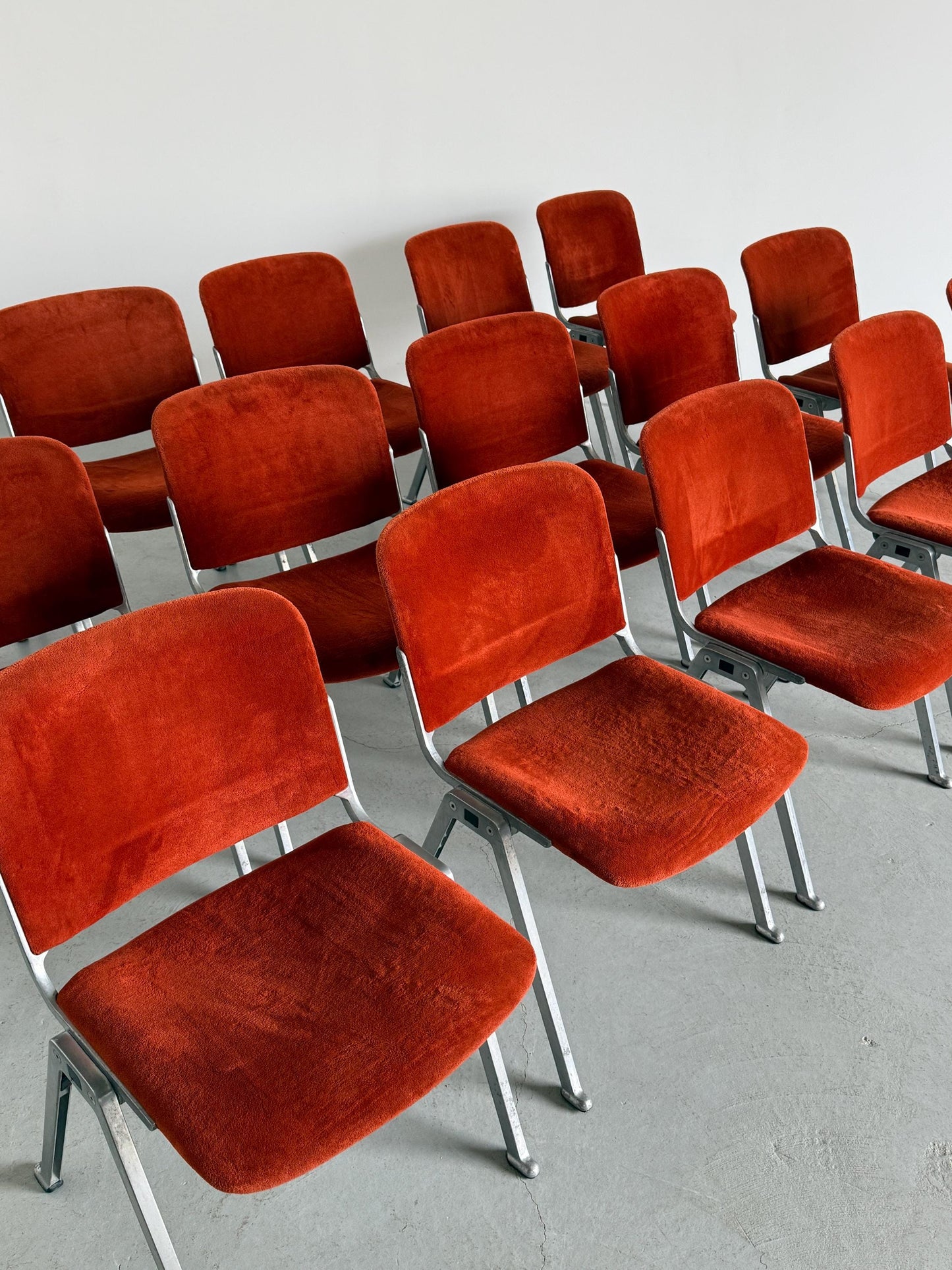 Vintage Stapelstuhl im Stil von DSC von Anonima Castelli, orange gepolstert