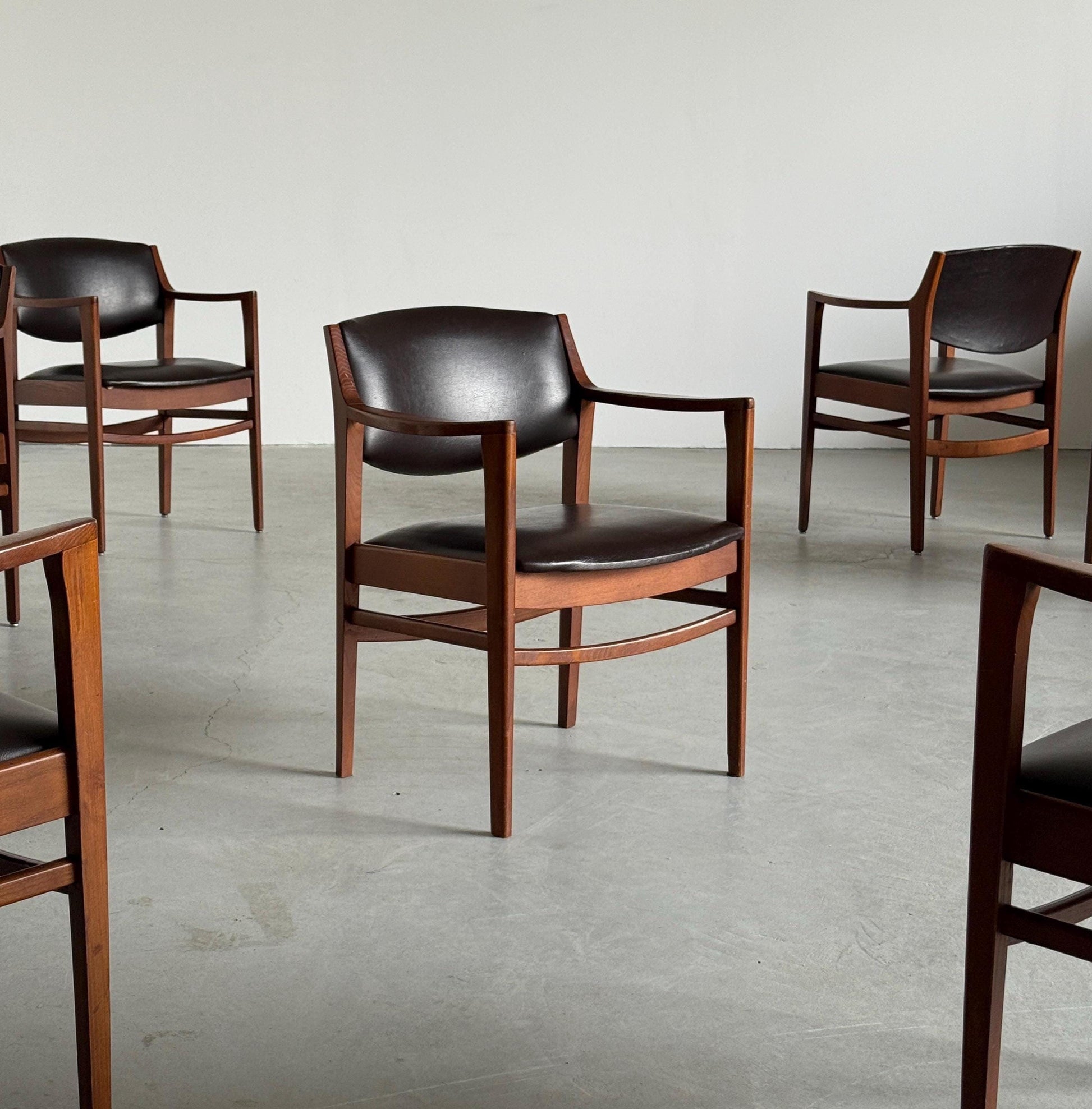 Vintage Armlehnsessel aus Nussbaum und Kunstleder von unbekannt für unbekannt