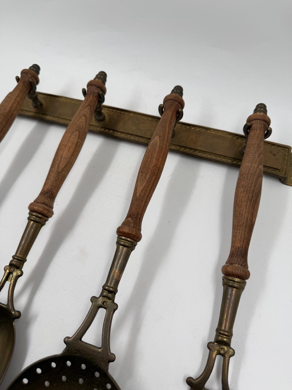 Vintage Wandboard Hakenleiste mit 4 Küchenutensil Holz Metall