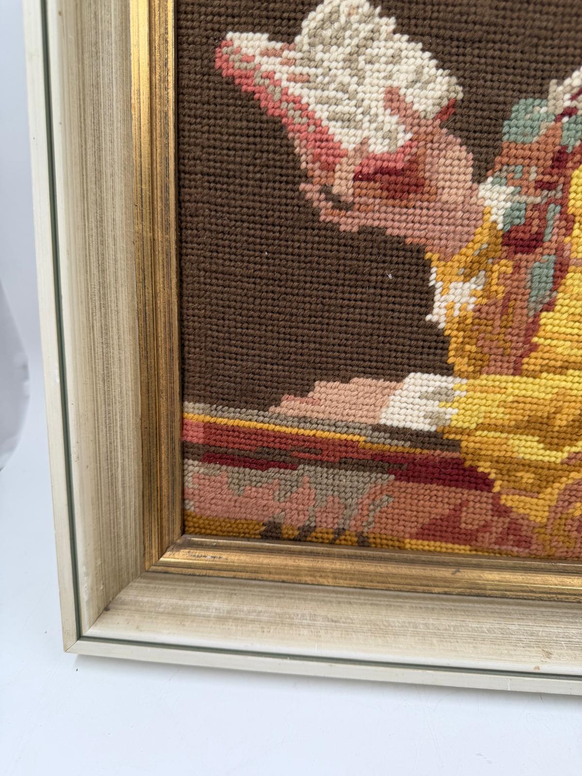 Vintage Stickbild Dame beim Lesen gerahmt warme Töne Gold Beige