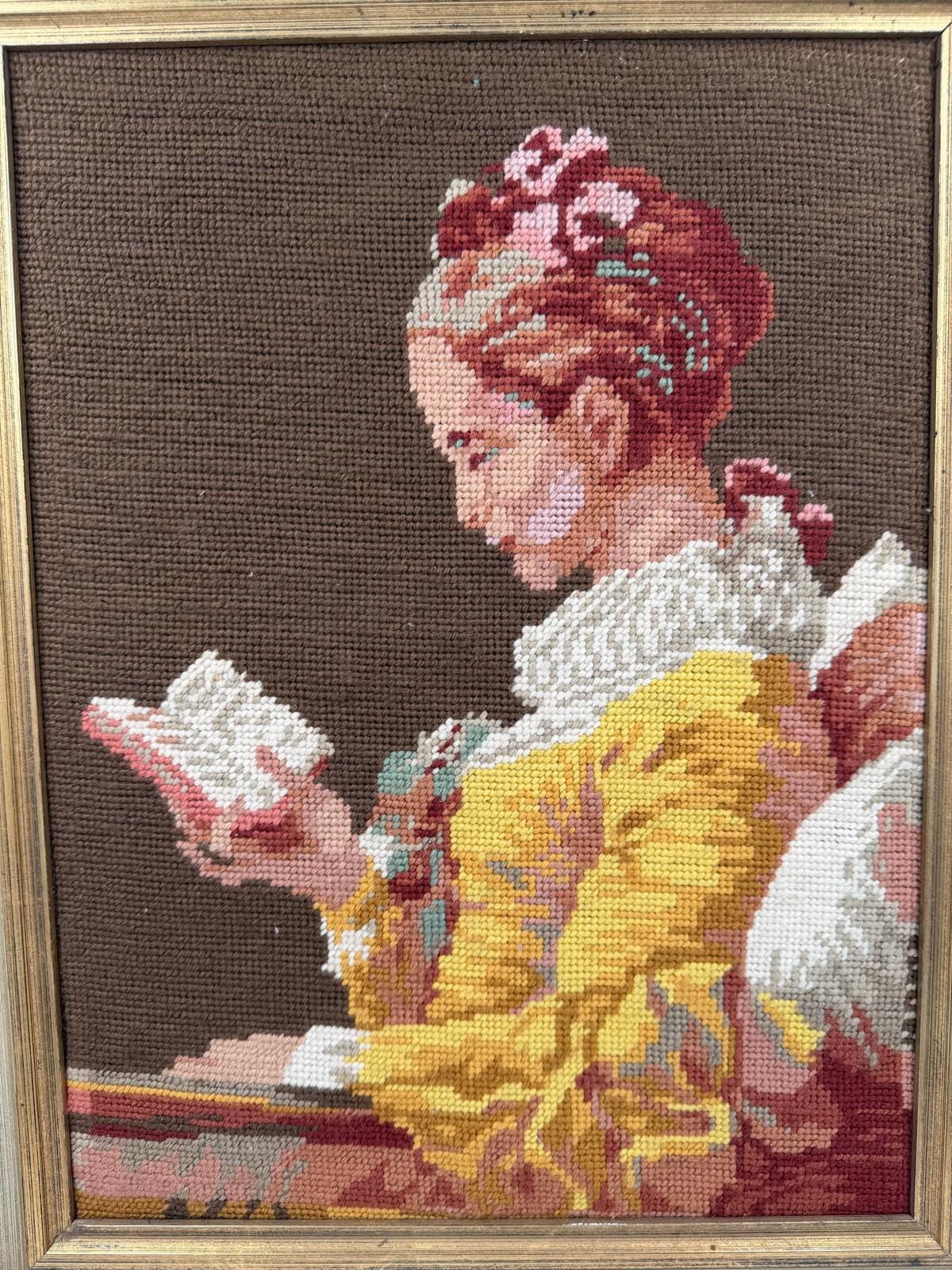 Vintage Stickbild Dame beim Lesen gerahmt warme Töne Gold Beige