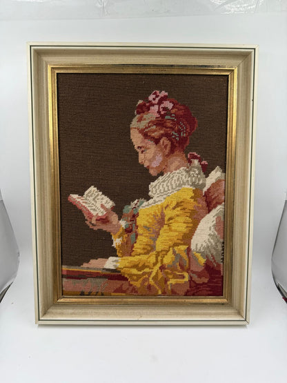 Vintage Stickbild Dame beim Lesen gerahmt warme Töne Gold Beige