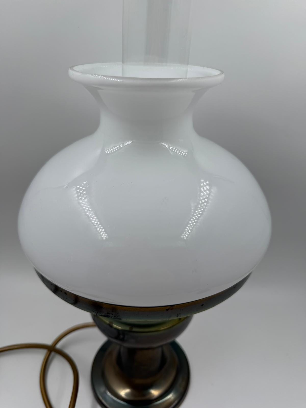 Vintage Tischlampe Petroleumlampe-Optik mit Milchglasschirm, Metallfuß und Glaszylinder weiß Messing klar