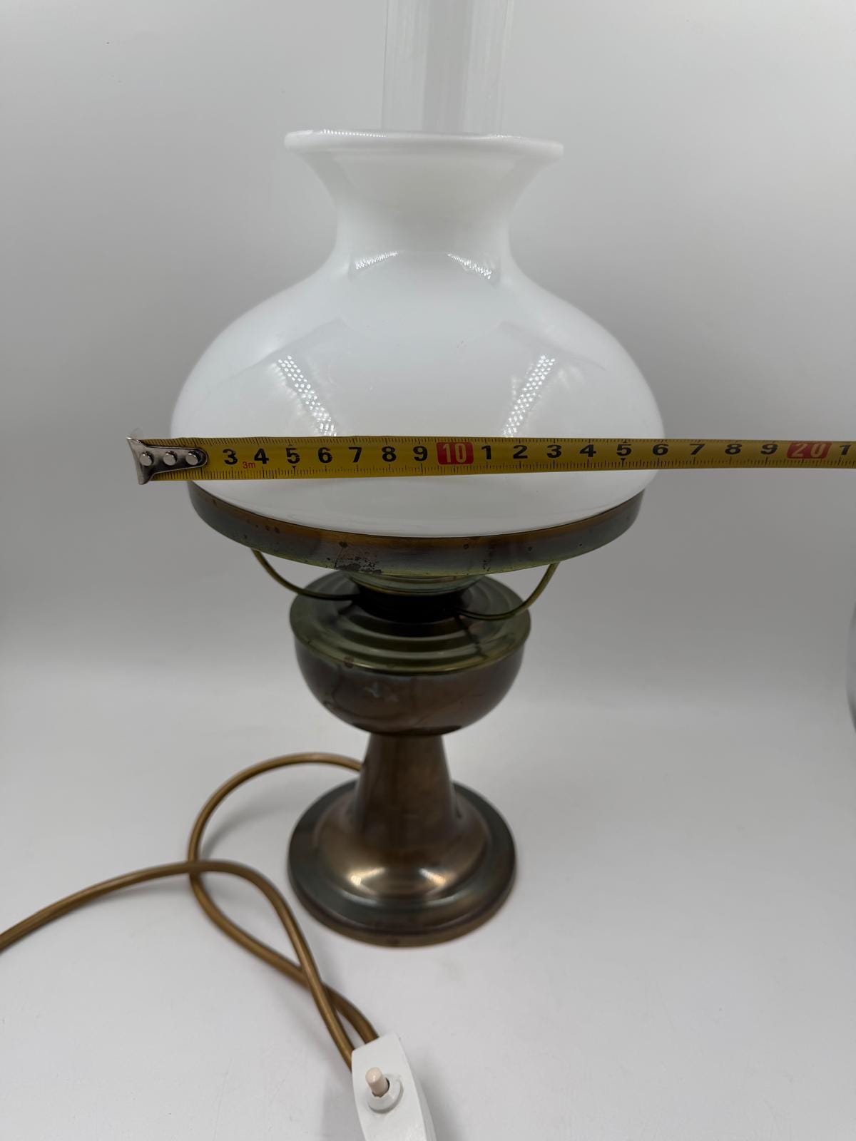 Vintage Tischlampe Petroleumlampe-Optik mit Milchglasschirm, Metallfuß und Glaszylinder weiß Messing klar