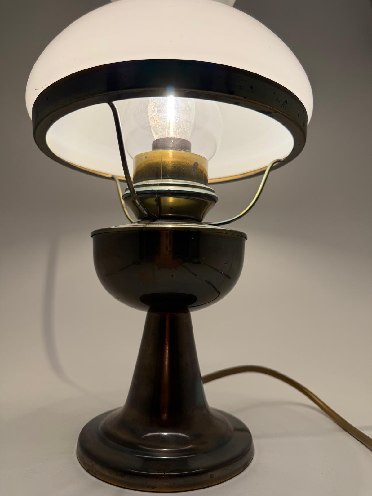 Vintage Tischlampe Petroleumlampe-Optik mit Milchglasschirm, Metallfuß und Glaszylinder weiß Messing klar
