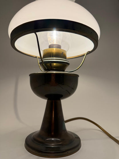 Vintage Tischlampe Petroleumlampe-Optik mit Milchglasschirm, Metallfuß und Glaszylinder weiß Messing klar