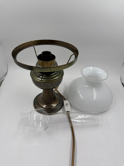 Vintage Tischlampe Petroleumlampe-Optik mit Milchglasschirm, Metallfuß und Glaszylinder weiß Messing klar
