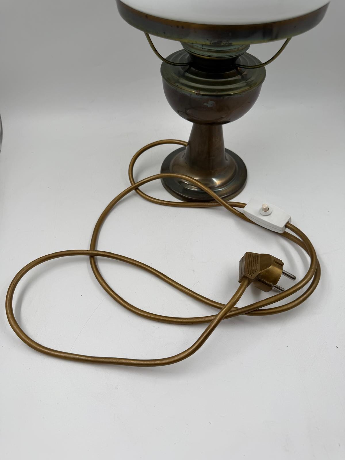 Vintage Tischlampe Petroleumlampe-Optik mit Milchglasschirm, Metallfuß und Glaszylinder weiß Messing klar
