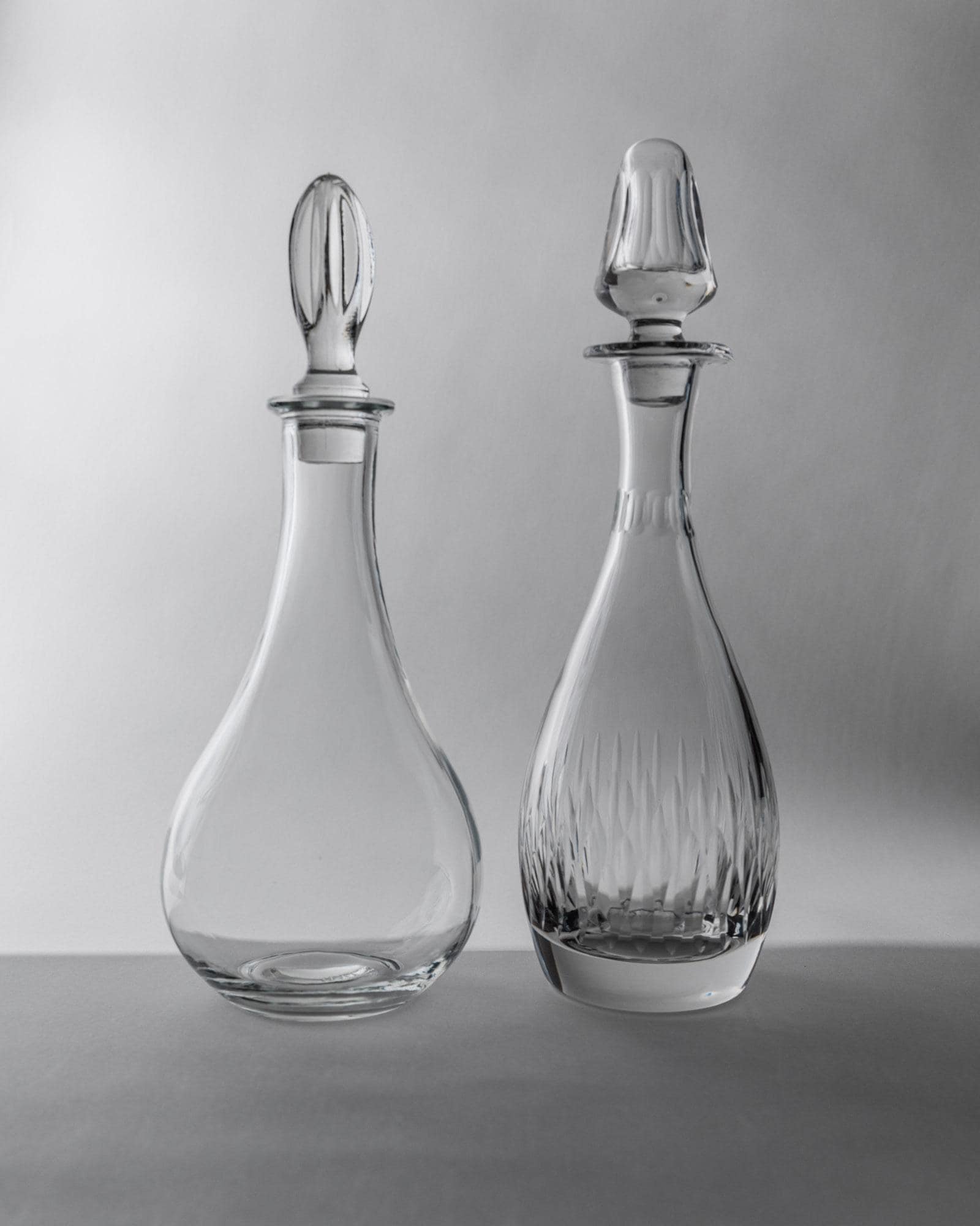 Vintage Dekanter Set von 2 aus Kristallglas mit Stöpsel verschiedene Formen